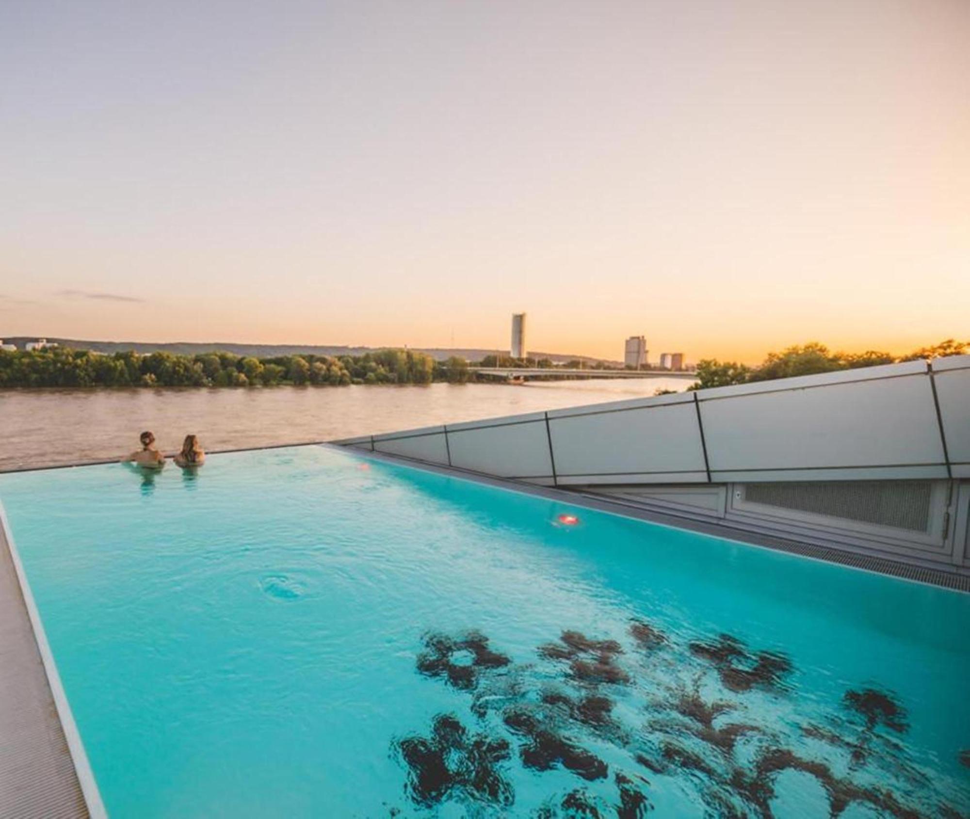 Kameha Grand Bonn Bona Exterior foto Skyline pool