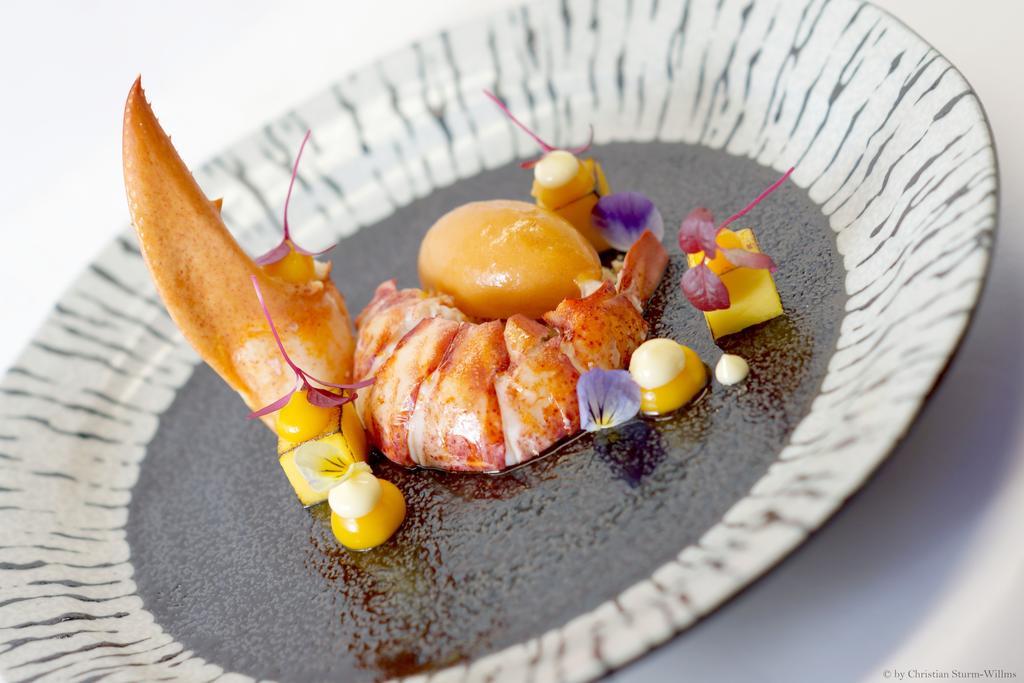 Kameha Grand Bonn Bona Exterior foto A lobster dish at the restaurant